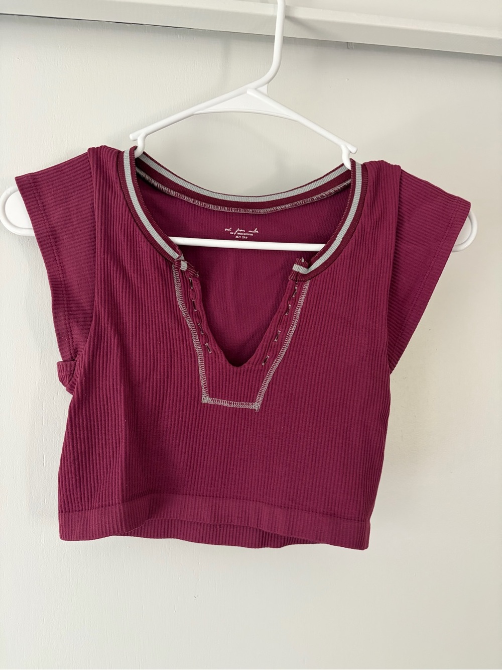 Urban Outfitters Ribbed V-Neck Crop Top - Berry with Contrast Trim